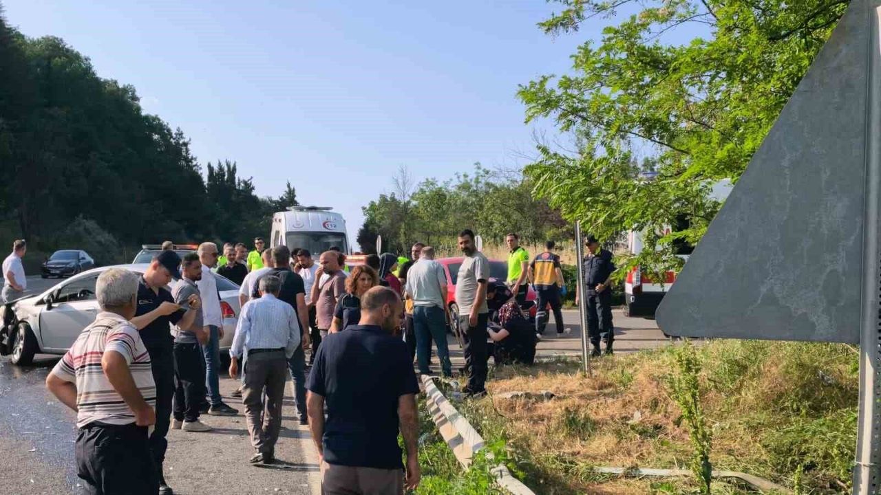 Bursa'da Trafik Kazası: İki Otomobil Çarpıştı, 6 Yaralı