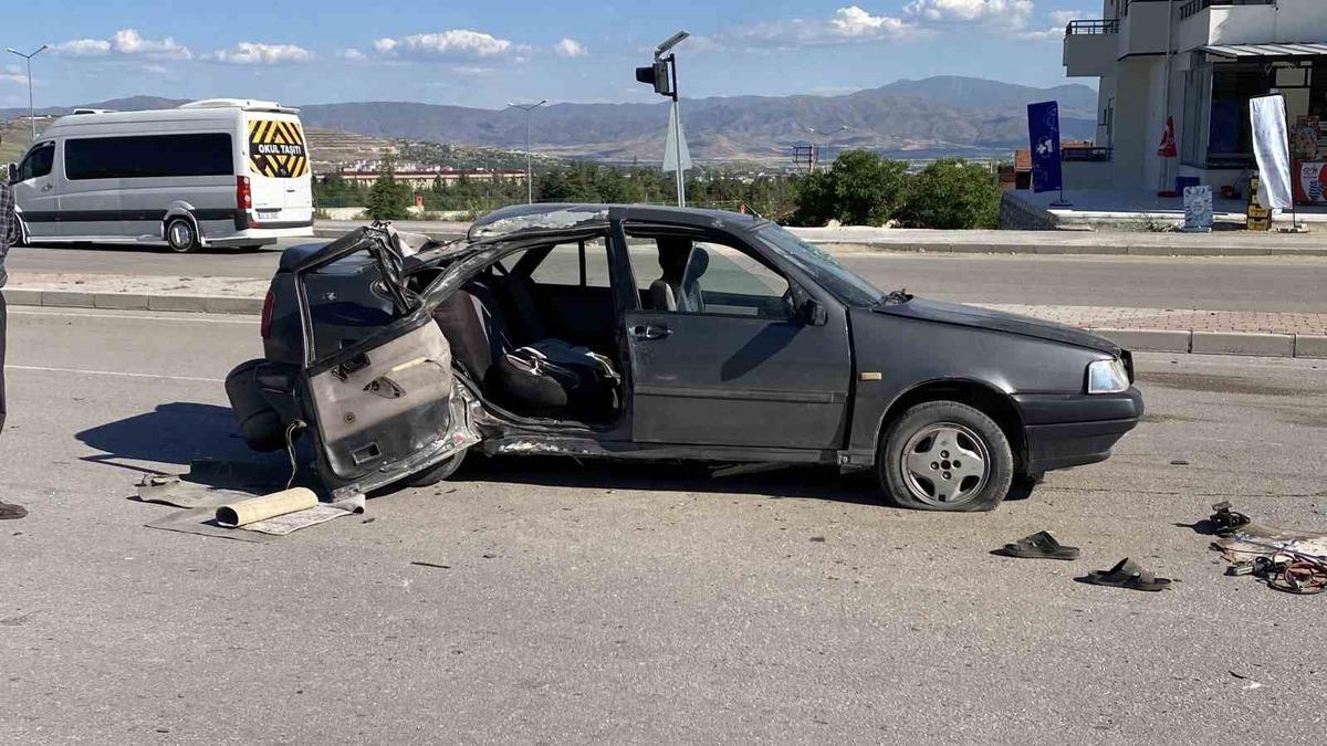 Elazığ'da Kaza: 1'i Ağır 3 Yaralı, Otomobil Aydınlatma Direğine Çarptı