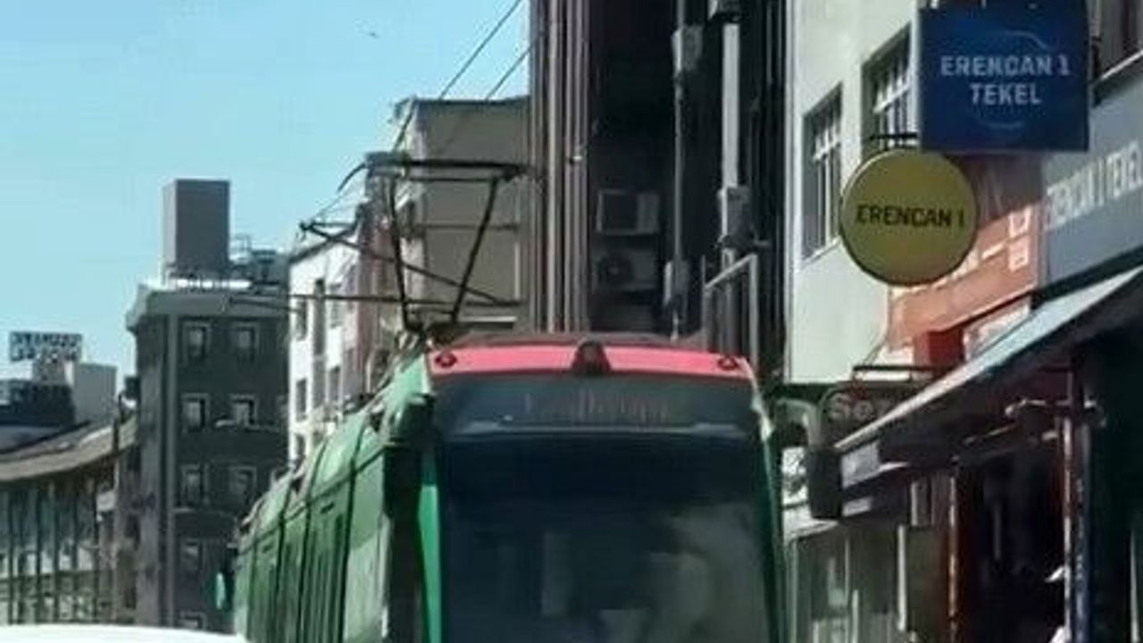 Bursa'da İki Çocuk Tramvayın Arkasına Tutunarak Tehlikeli Yolculuk Yaptı