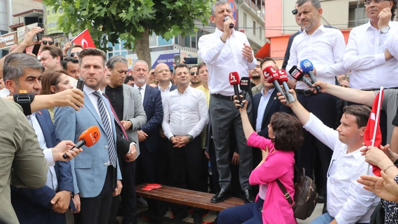 Özgür Özel Denizli'de Bank Üstünde Miting Yaptı: Binlerce Kişiyle Yürüdü