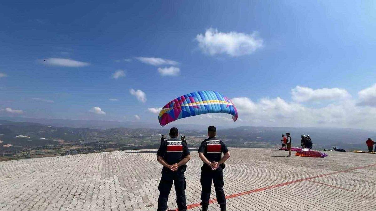 Bilecik'te Yamaç Paraşütü Etkinliği: 15 Katılımcı Meryem Dağı'nda Uçtu