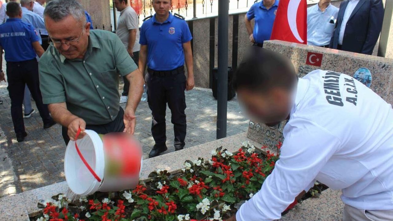 Gemlik’te hükümlülerden şehit kabirlerine anlamlı bakım