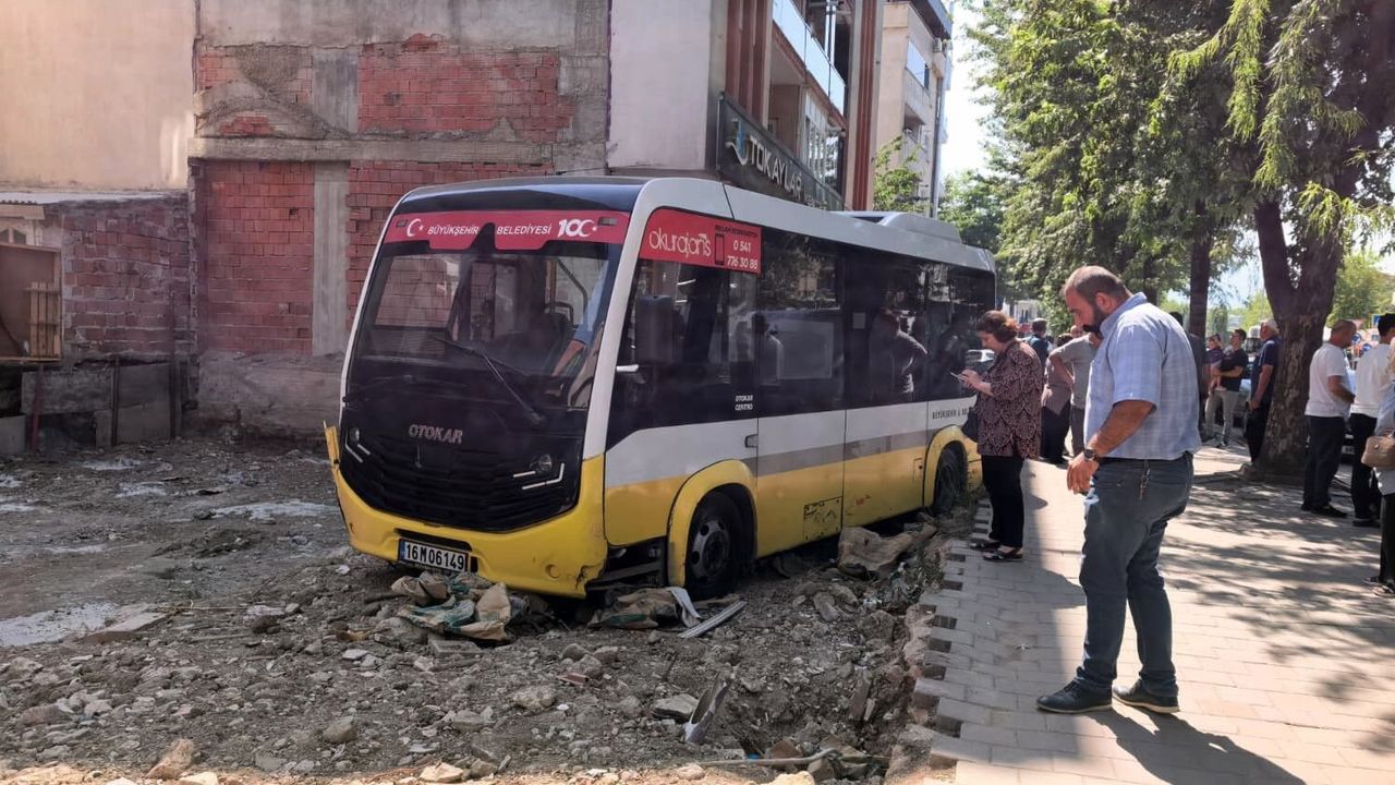 Minibüs, iş yerine çarptıktan sonra boş arsaya uçtu
