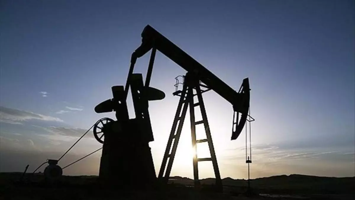 Petrol Fiyatları 100 Doları Aşarken Altın ve Gümüşte Düşüş Eğilimi Sürüyor