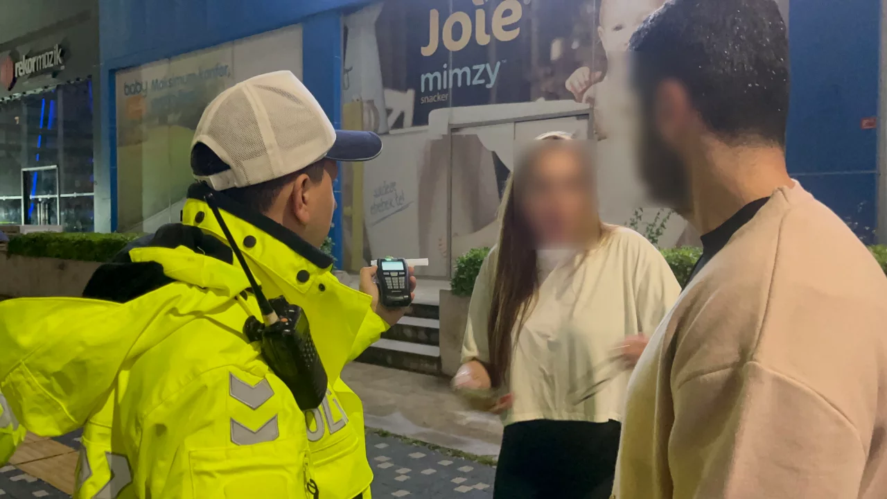 Bursa'da Alkollü Sürücü ve Polis Arasında Gergin Anlar: 'Alo Kanka, Acil Durum' Diyaloğu Kamerada