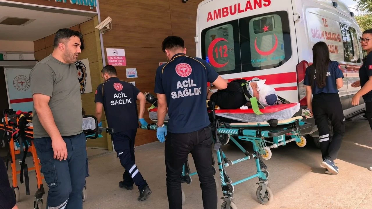 Bursa İnegöl'de Otomobil Köprü Bariyerlerine Çarptı: 5 Kişi Yaralandı