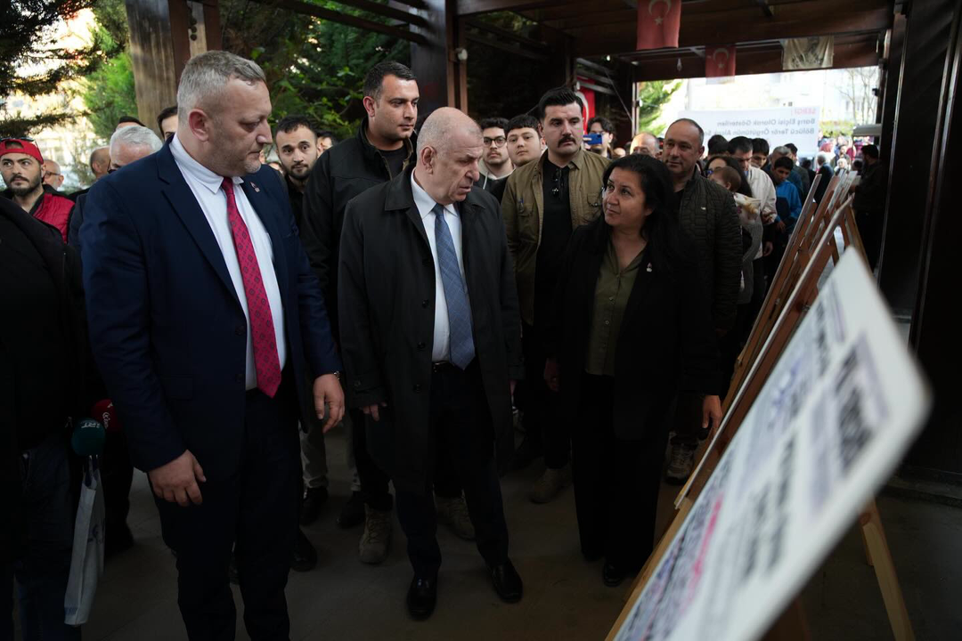 Işıl Eşgin’in Görükle Hamlesine Gençlerden Büyük İlgi: Ümit Özdağ Sergiyi Ziyaret Etti