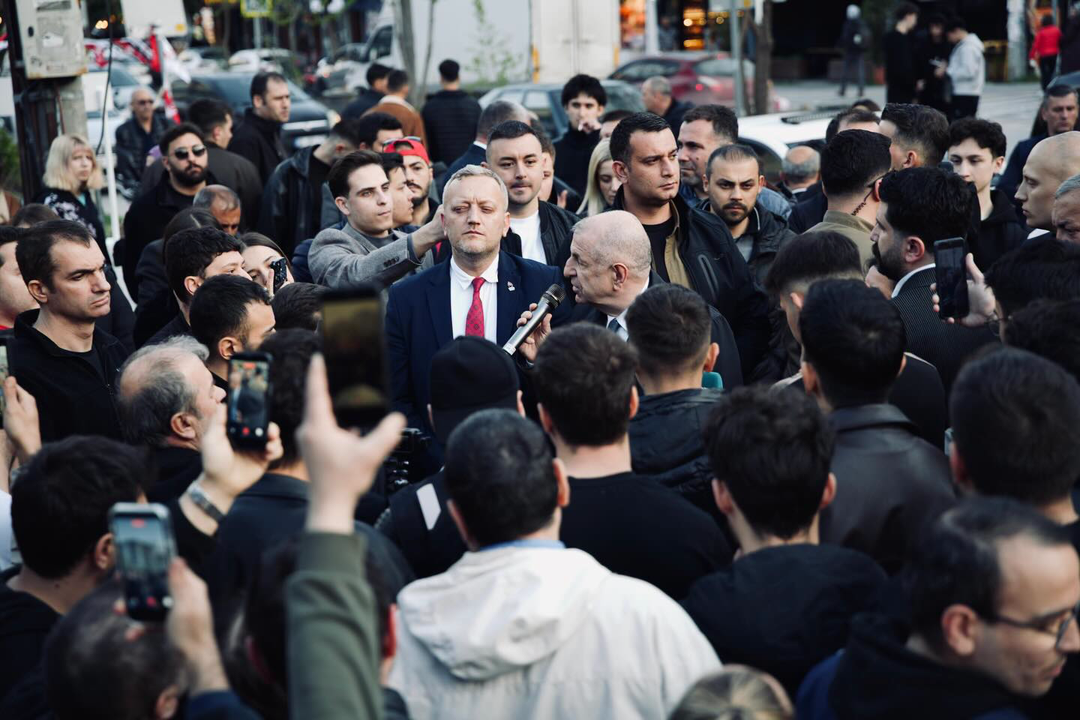 Işıl Eşgin’in Görükle Hamlesine Gençlerden Büyük İlgi: Ümit Özdağ Sergiyi Ziyaret Etti