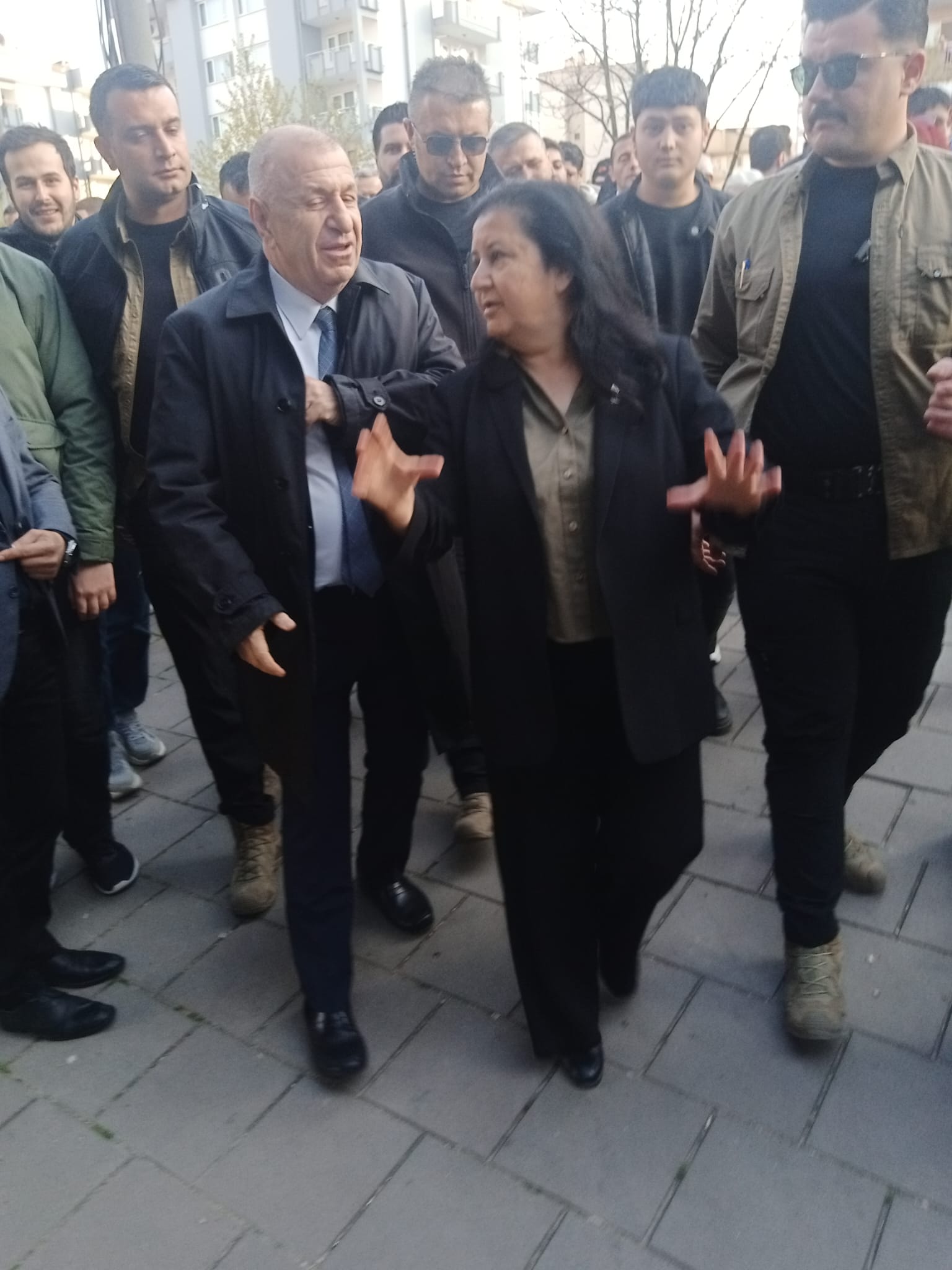 Işıl Eşgin’in Görükle Hamlesine Gençlerden Büyük İlgi: Ümit Özdağ Sergiyi Ziyaret Etti