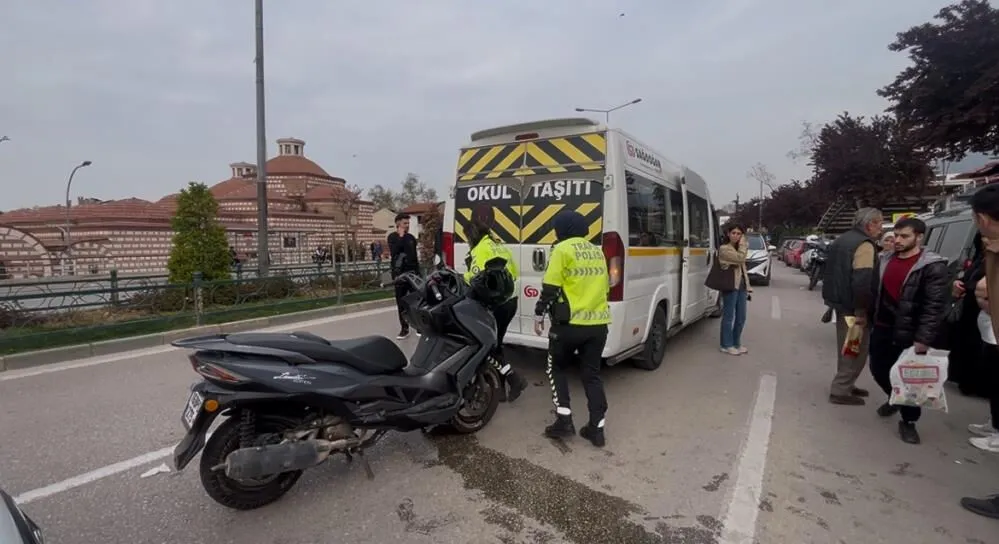 Bursa Osmangazi'de İşçi Servisine Motosiklet Çarptı: 2 Kişi Yaralandı