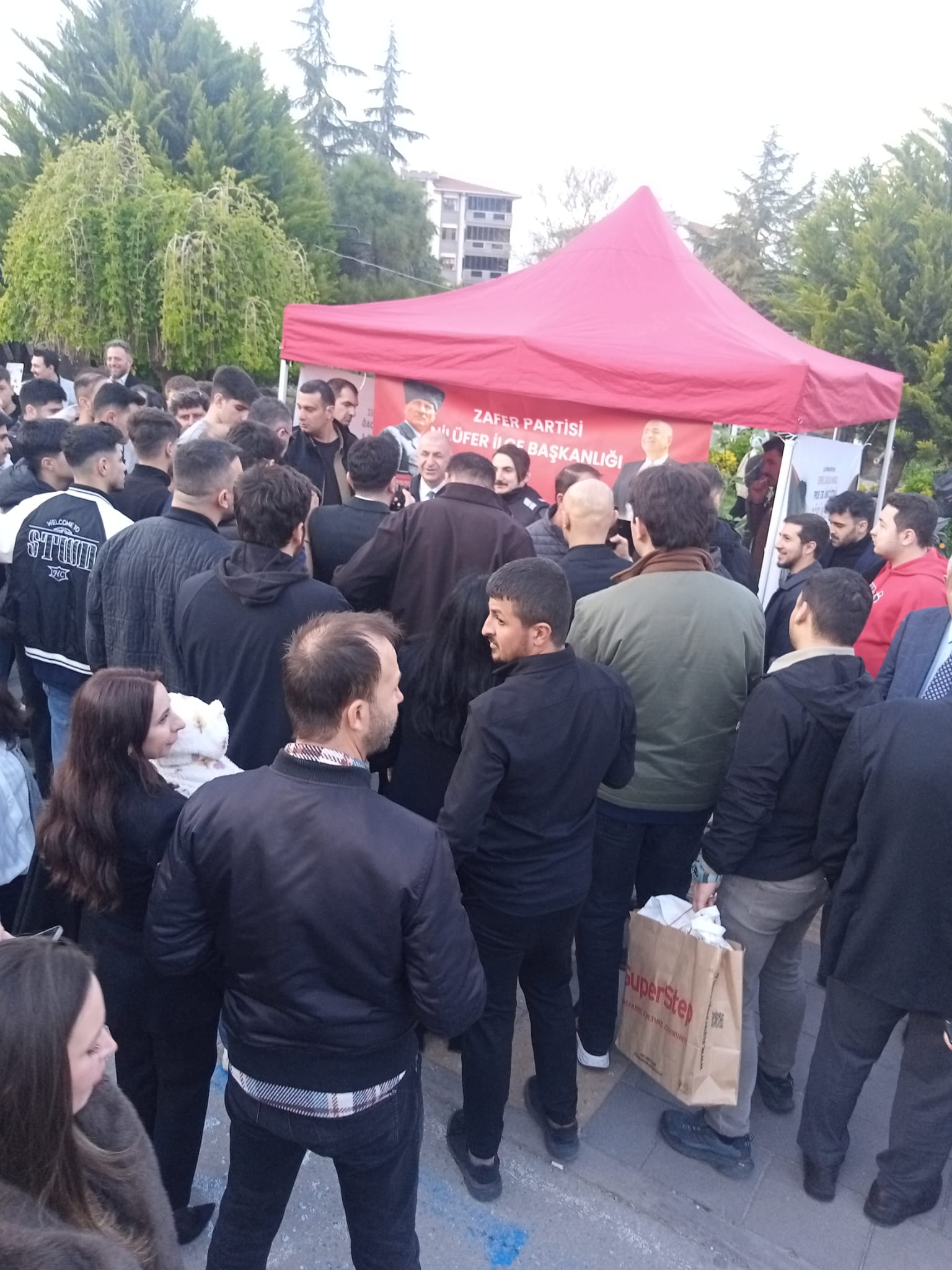Işıl Eşgin’in Görükle Hamlesine Gençlerden Büyük İlgi: Ümit Özdağ Sergiyi Ziyaret Etti