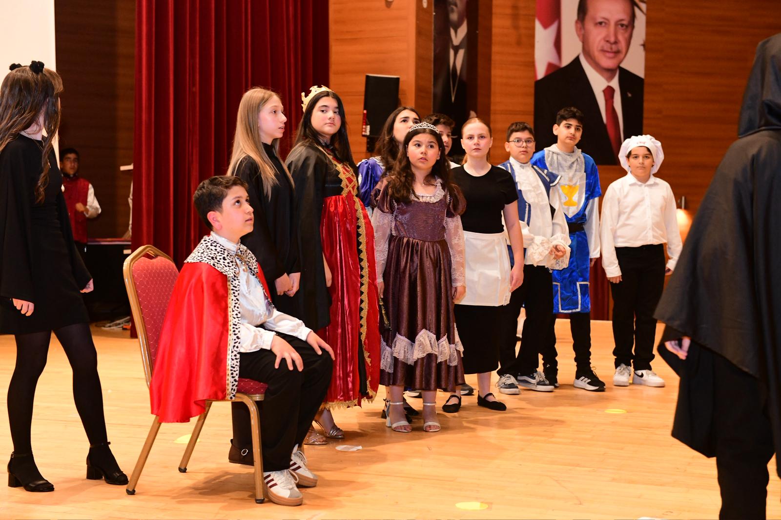 Lider Koleji Kestel’de Öğrencilerden Dünya Dilleri Gecesi Şovu